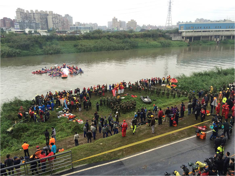 Illustration for article titled Se estrella un avión de TransAsia tras chocar contra un puente elevado